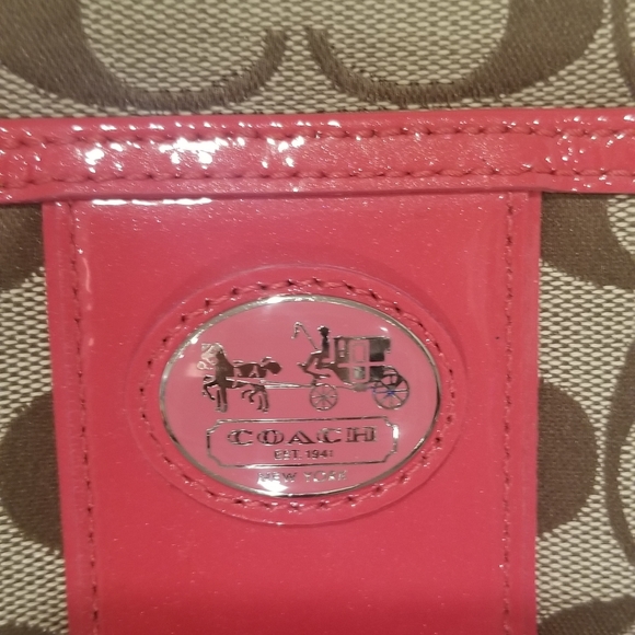 COACH Signature C's Khaki Jacquard Slingpack - Picture 4 of 11